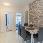 Apartman Sara - *